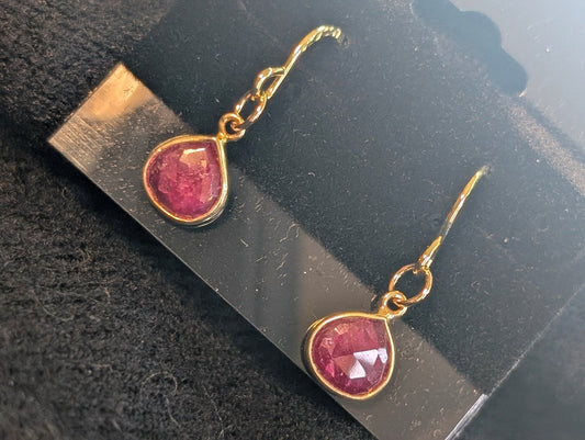 683141a372fd2b06bf9be0b8_14k-gold-dyed-indian-ruby-sweetheart-earrrings_1749169463022.jpg