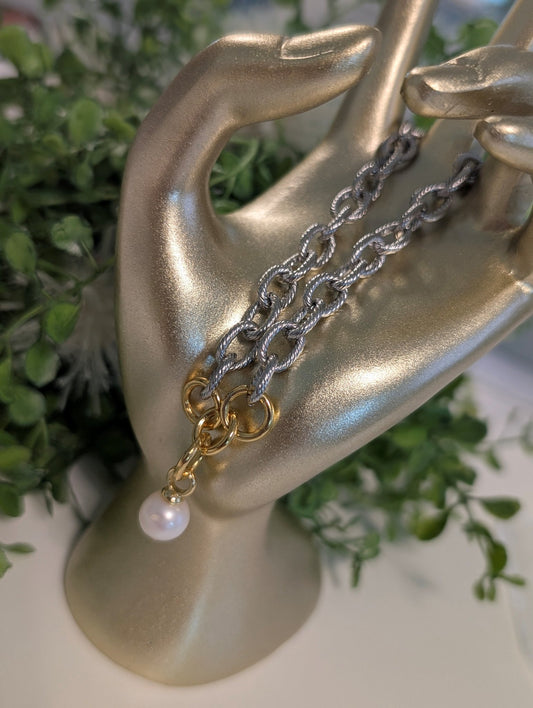 683141a372fd2b06bf9be0b8_stainless-steel-oval-etched-chain-bracelet-with-gold-tone-links-pearl-charm_1749170335678.jpg